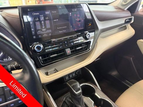 Used 2021 Toyota Highlander Limited FWD image 18
