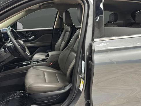 Used 2025 Lincoln Corsair AWD image 9