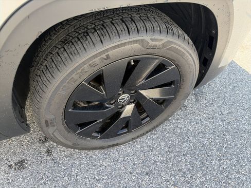 Certified 2024 Volkswagen Atlas SE image 12