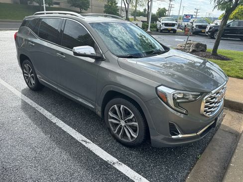Used 2018 GMC Terrain Denali w/ Comfort Package FWD image 2