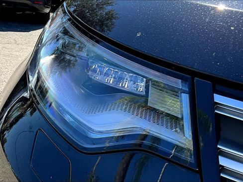 Used 2023 Land Rover Discovery Metropolitan Edition image 27