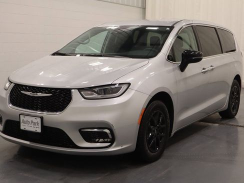 Certified 2024 Chrysler Pacifica Touring-L image 6