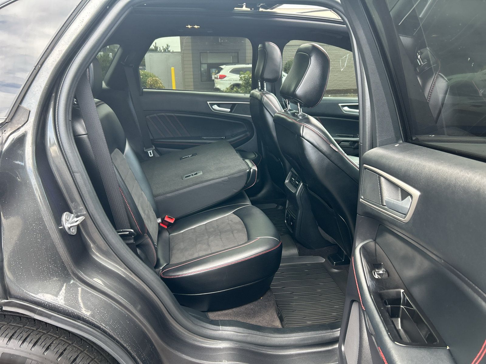 Used 2020 Ford Edge ST-Line w/ Cold Weather Package AWD/4WD image 28