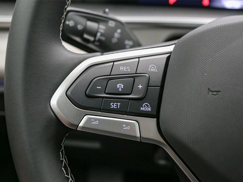 Used 2025 Volkswagen Tiguan SE w/ Panoramic Sunroof Package AWD/4WD image 25