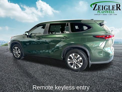 Used 2024 Toyota Highlander XLE AWD/4WD image 3