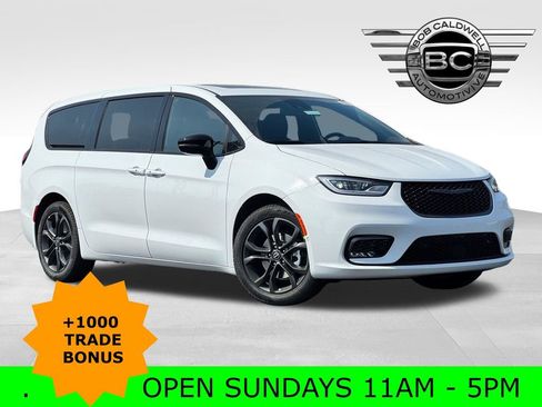 New 2026 Chrysler Pacifica Select image 1