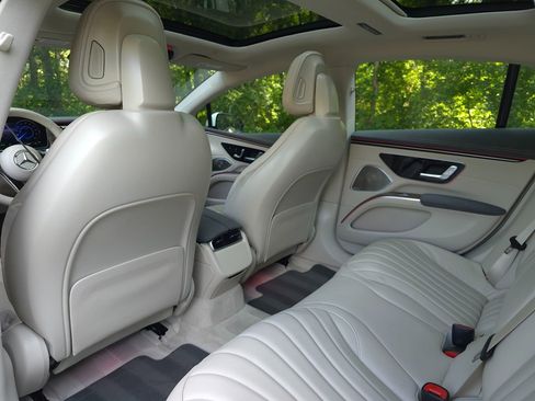 Used 2022 Mercedes-Benz EQS 450+ Sedan image 12