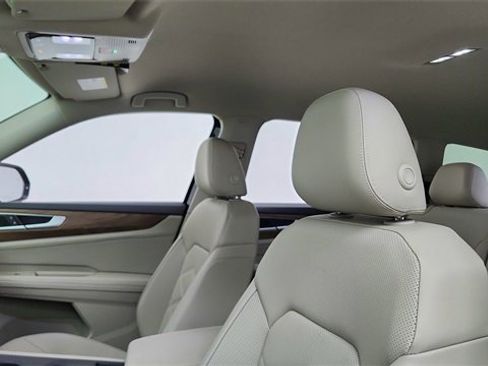 Used 2025 Volkswagen Atlas SE image 36