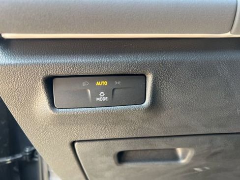 Used 2025 Volkswagen Tiguan SE w/ Panoramic Sunroof Package image 13