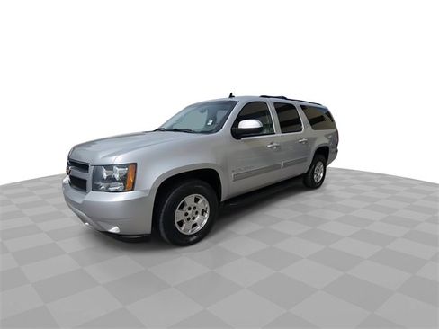 Used 2014 Chevrolet Suburban LT w/ Luxury Package image 4