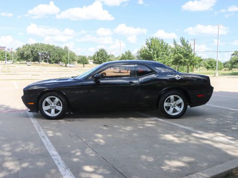 Used 2014 Dodge Challenger SXT RWD image 4