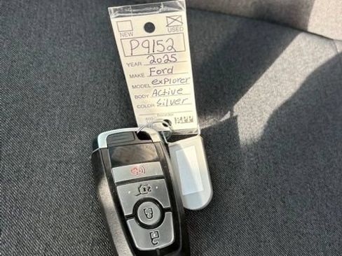 Used 2025 Ford Explorer Active AWD/4WD image 6