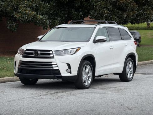 Used 2017 Toyota Highlander Limited Platinum image 2
