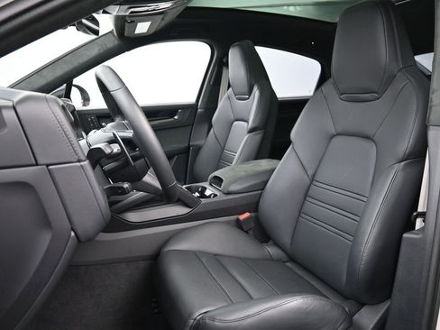 Certified 2026 Porsche Cayenne GTS AWD/4WD image 5