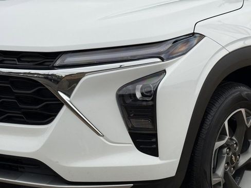 Used 2025 Chevrolet Trax LT w/ LT Convenience Package image 11