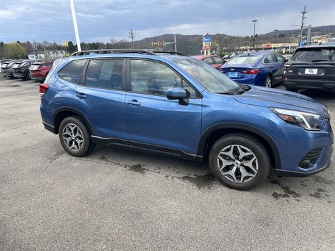 Used 2023 Subaru Forester Premium image 2