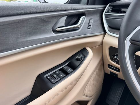 New 2025 Jeep Grand Cherokee Limited w/ Luxury Tech Group II AWD/4WD image 13