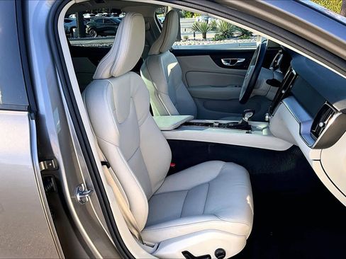 Used 2020 Volvo S60 T5 Momentum image 9