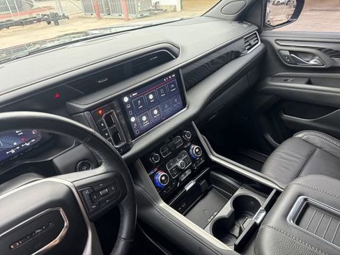 Used 2022 GMC Yukon XL Denali image 12