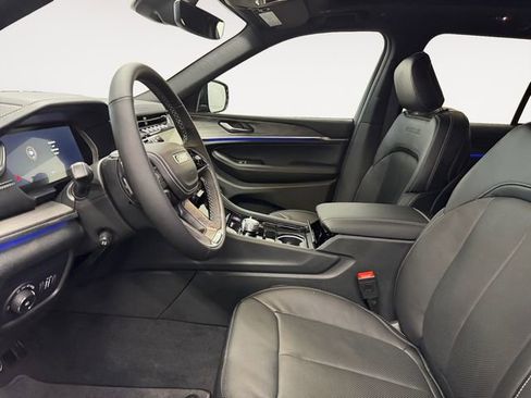 Used 2025 Jeep Grand Cherokee Overland image 7