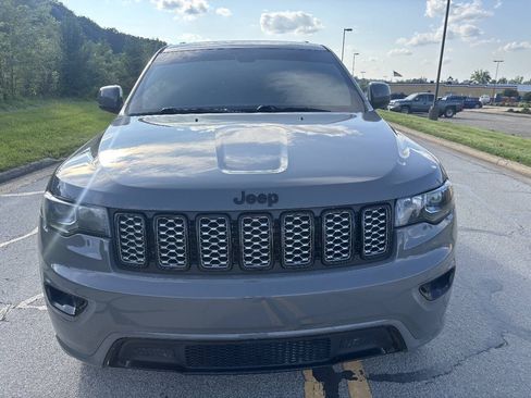 Used 2019 Jeep Grand Cherokee Altitude AWD/4WD image 2