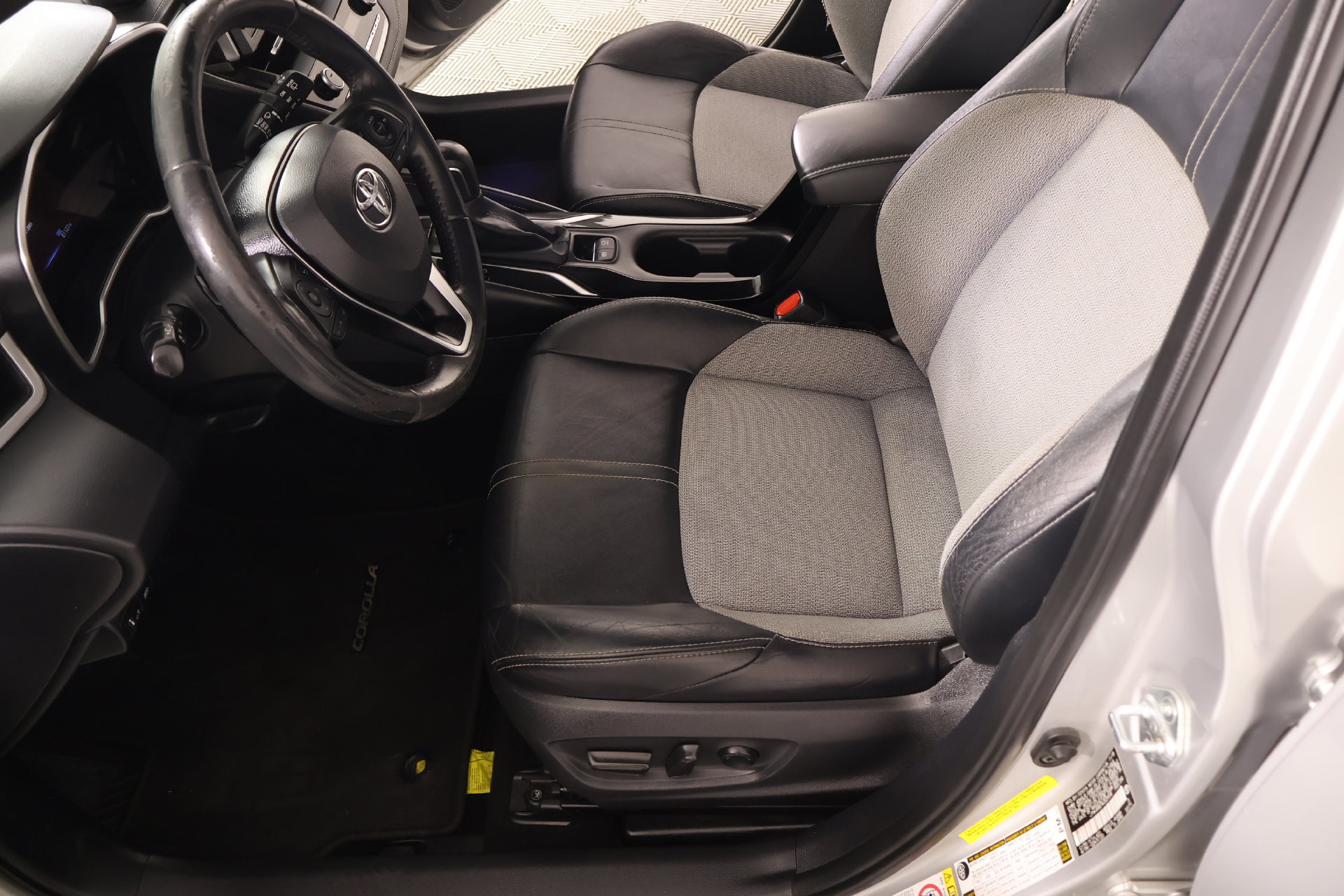 Used 2019 Toyota Corolla XSE FWD image 12