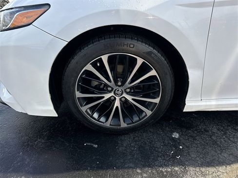 Used 2018 Toyota Camry SE image 10