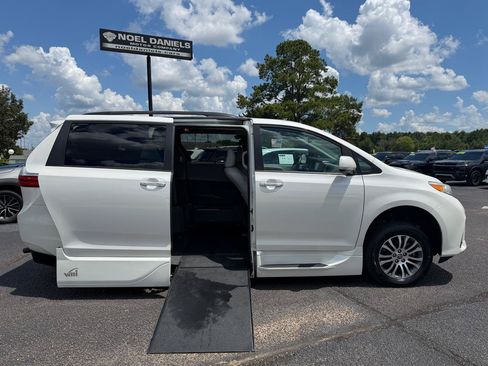 Used 2020 Toyota Sienna XLE w/ XLE Navigation Package FWD image 4