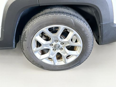 Used 2018 Jeep Renegade Latitude image 11