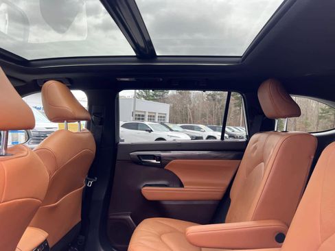 Used 2020 Toyota Highlander Platinum image 30