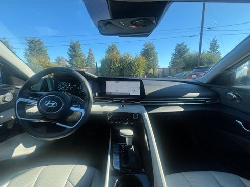 Used 2025 Hyundai Elantra Limited image 34