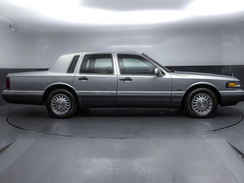 Used 1995 Lincoln Town Car Signature image 3