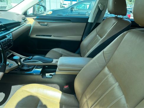 Used 2016 Lexus ES 300h w/ Luxury Package w/Wood Trim FWD image 5