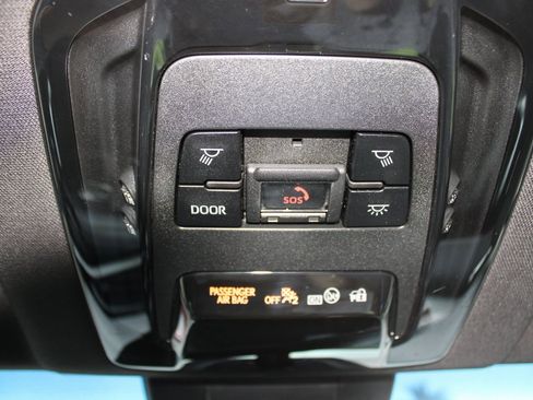 Used 2021 Toyota Venza XLE image 23