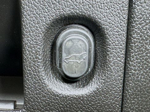 Used 2018 Cadillac Escalade Luxury image 31