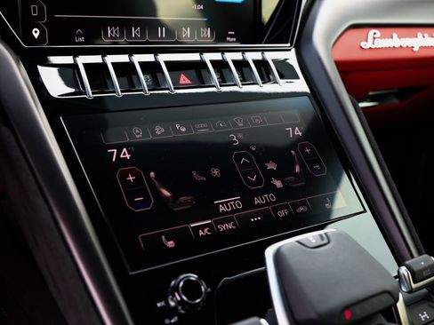 Used 2023 Lamborghini Urus S image 12