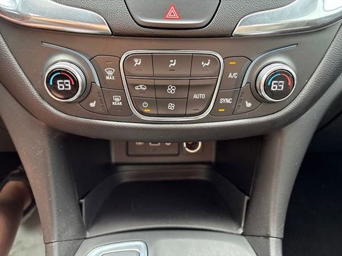 Used 2021 Chevrolet Equinox LT AWD/4WD image 16