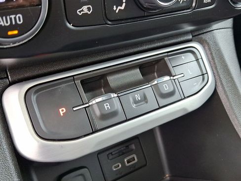 Certified 2023 GMC Acadia SLT w/ Preferred Package image 16