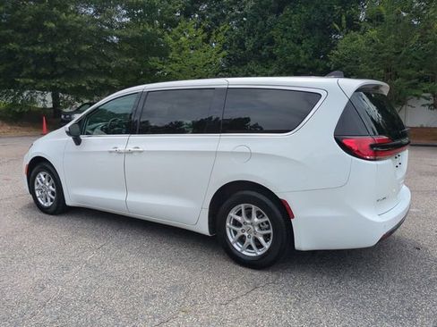 Used 2023 Chrysler Pacifica Touring-L FWD image 6
