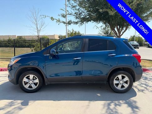 Used 2019 Chevrolet Trax LT w/ LT Convenience Package AWD/4WD image 2