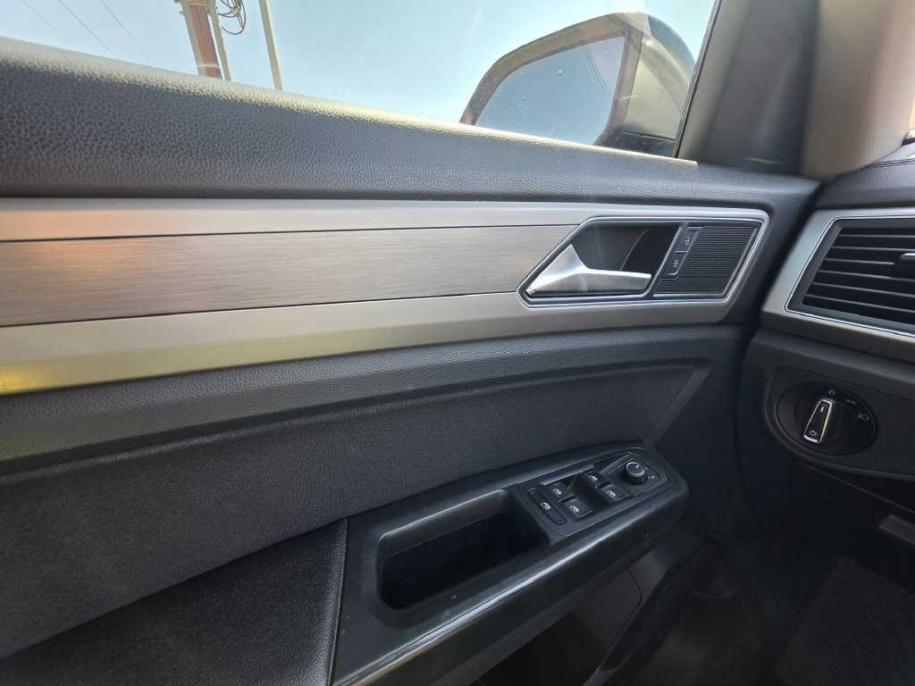 Used 2018 Volkswagen Atlas Launch Edition FWD image 17