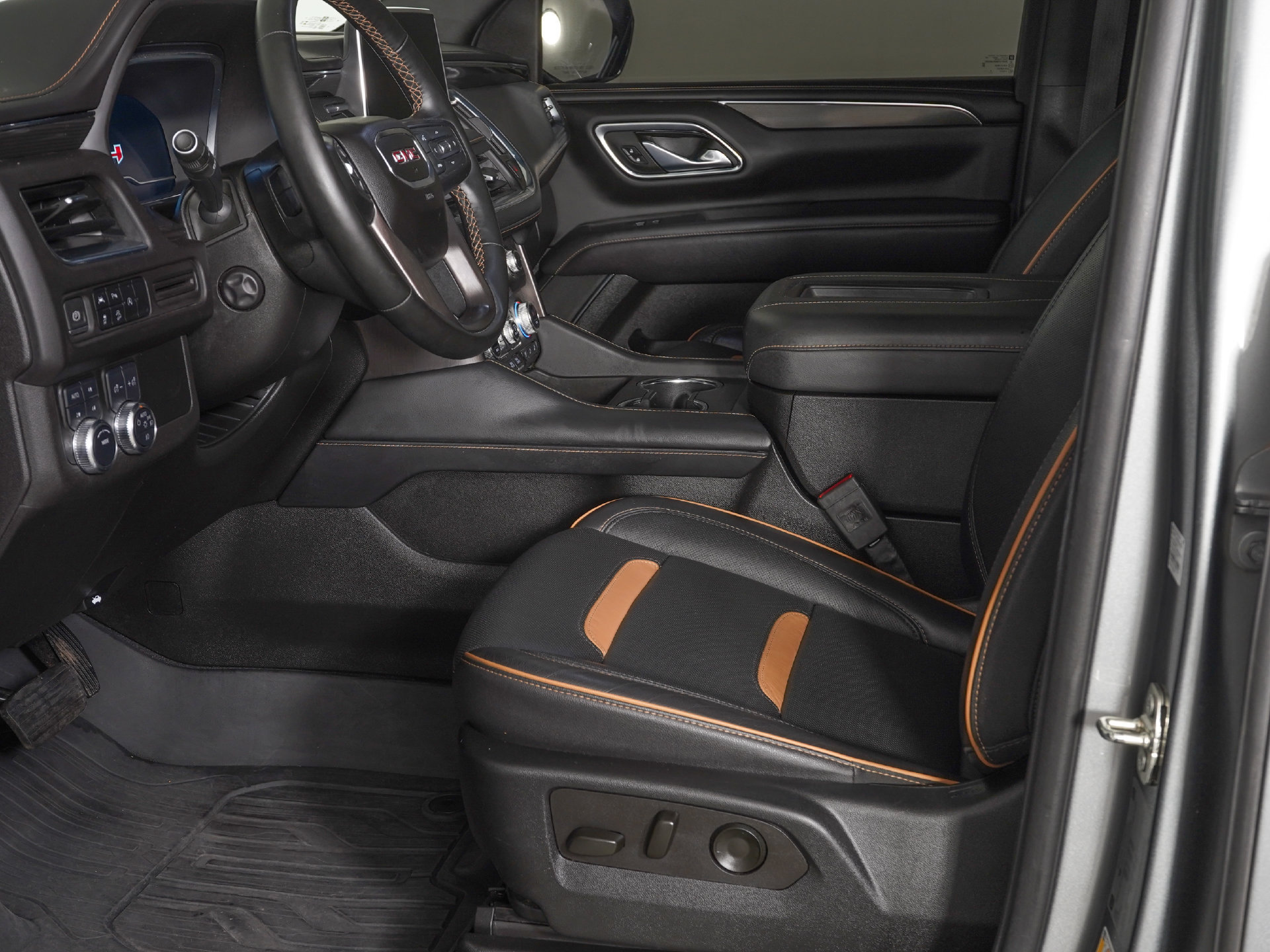 Used 2023 GMC Yukon AT4 AWD/4WD image 16