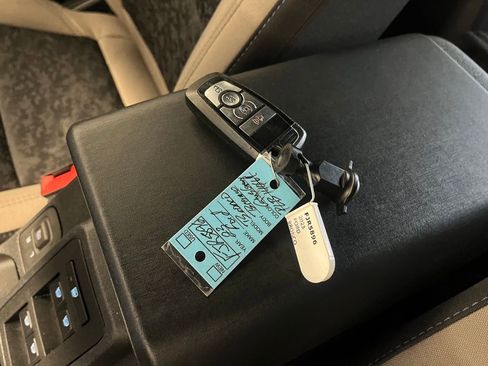 Used 2023 Ford Bronco Wildtrak image 32