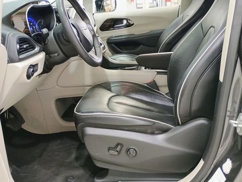 Used 2023 Chrysler Pacifica Limited FWD image 11