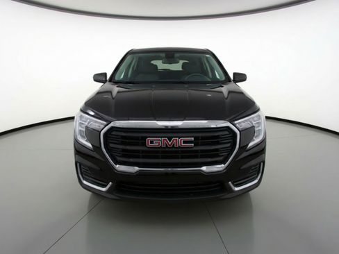 Used 2024 GMC Terrain SLE image 2