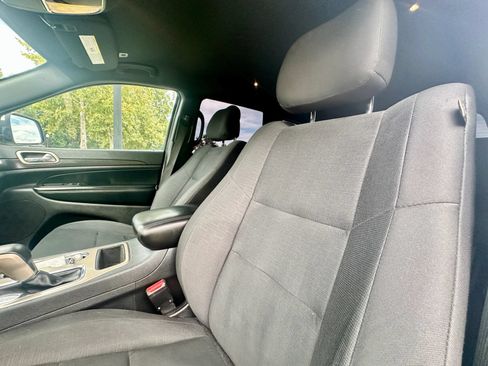 Used 2017 Jeep Grand Cherokee Laredo RWD image 9