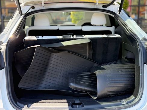 Used 2022 Tesla Model Y Long Range image 16