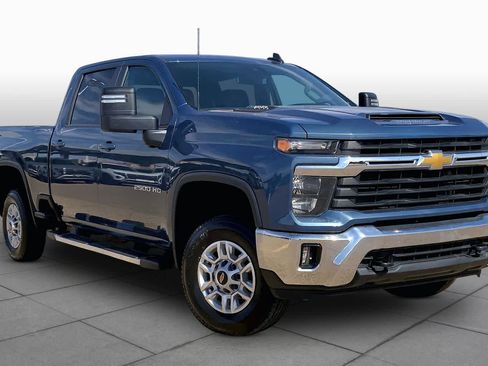 Used 2025 Chevrolet Silverado 2500 LT w/ Convenience Package AWD/4WD image 3