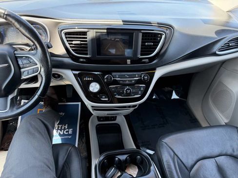 Used 2020 Chrysler Pacifica Touring-L FWD image 9