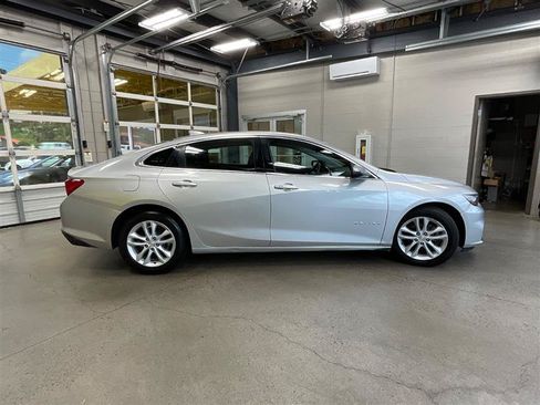 Used 2017 Chevrolet Malibu LT FWD image 6